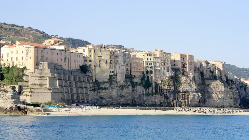 Im Mittelmeer vor der Stadt Tropea stirbt ein Deutscher bei einem Tauchausflug. (Archivbild) Foto: picture alliance / dpa-tmn