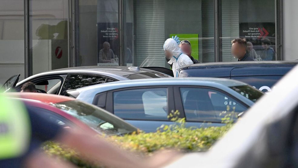 Der mutmaßliche Täter wurde von Spezialkräften abgeführt. Foto: Armin Weigel