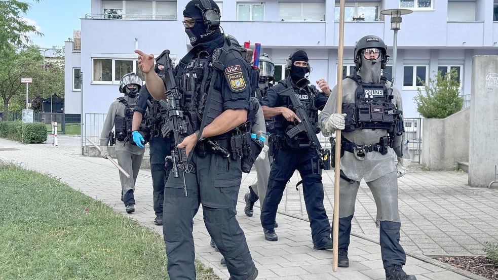 Die Polizei war mit vielen Kräften vor Ort. Foto: -/RGB Medienwerkstatt/dpa