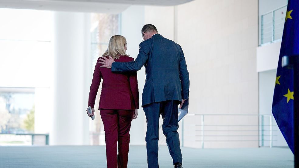 Nina Warken und Friedrich Merz haben ihre Büros künftig auf derselben Etage im Kanzleramt. (Archivbild) Foto: Kay Nietfeld/dpa