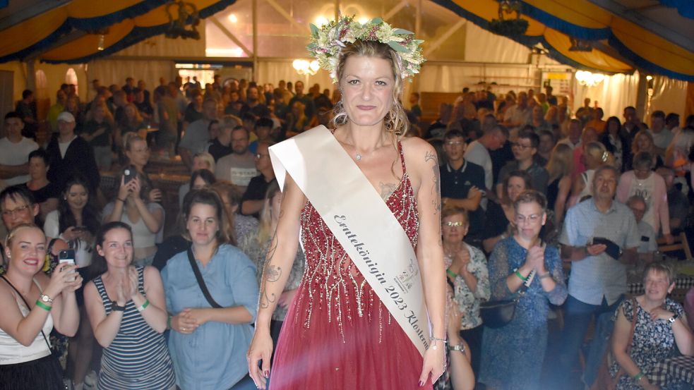 Die damals 43-jährige Sabrina Herlyn (Bild) wurde 2023 in Klostermoor Erntekönigin. 2025 siegte die 58-jährige Doris Niemeyer. In diesem Jahr dürften beide wegen ihres Alters nicht mal mehr antreten. Foto: Henrik Zein/Archiv