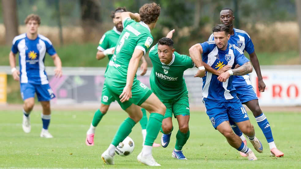 Kickers Emden (von links Ole Kühling, Semin Kojic und Ibrahim Touray) treten am Freitagabend bei Blau-Weiß Borssum an. Foto: Jens Doden/Emden