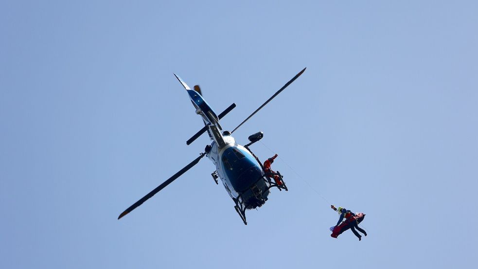 Ein Polizeihubschrauber war bei dem Unfall im Einsatz. Foto: dpa/Matthias Bein