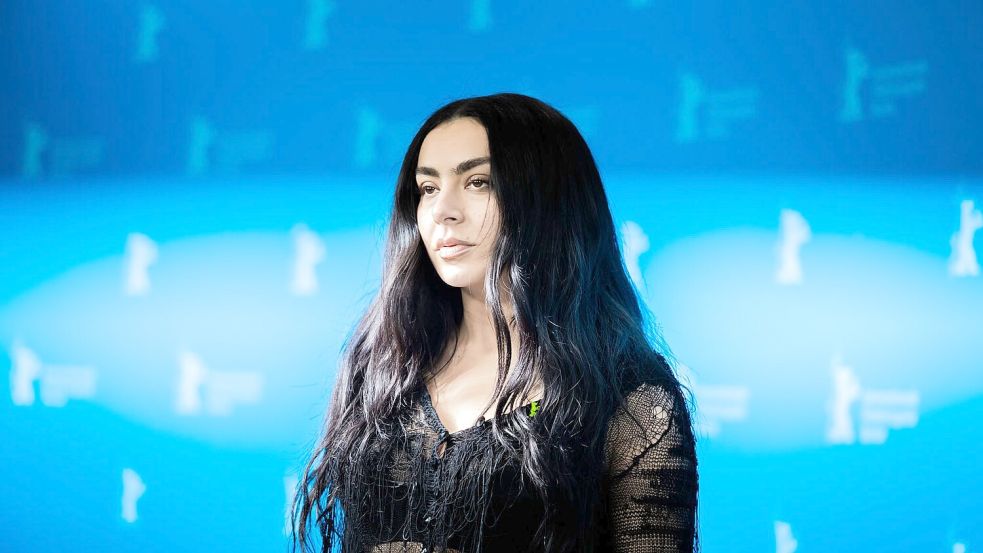 Popstar Charli XCX hatte auf der Berlinale den Film „The Moment“ vorgestellt. (Archivbild) Foto: Christoph Soeder/dpa