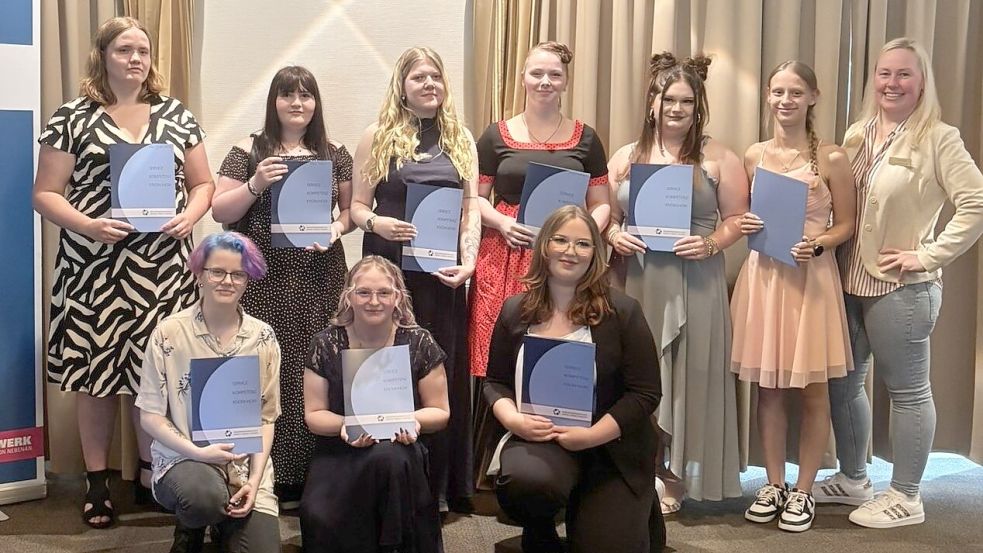Diese Bäckereifachverkäuferinnen wurden am BBS-Standort Leer ausgebildet. Foto: Kreishandwerkerschaft Aurich-Emden-Norden