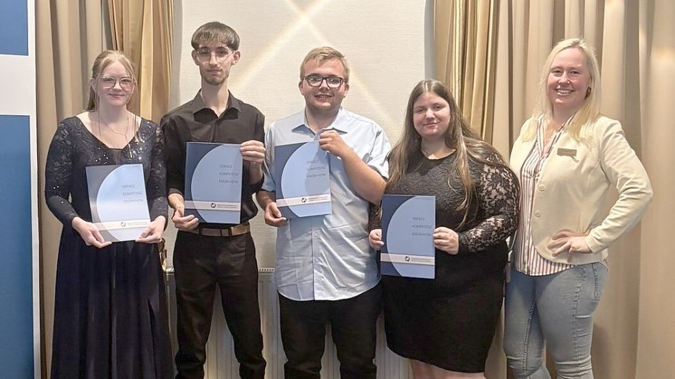 An der BBS Wittmund absolvierten zwei Männer und zwei Frauen den schulischen Teil ihrer Ausbildung zu Bäckereifachverkäufern. Foto: Kreishandwerkerschaft Aurich-Emden-Norden