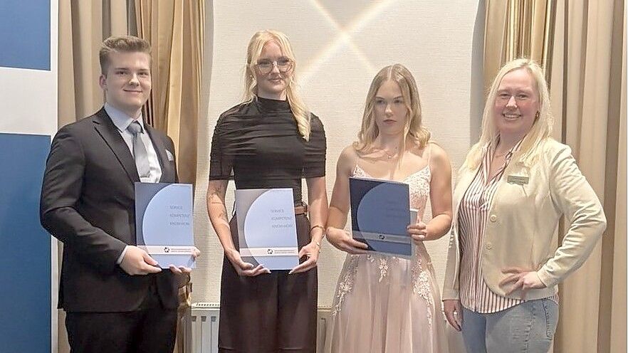 Ein Konditor und zwei Konditorinnen bekamen auf der Freisprechungsfeier ihre Zeugnisse überreicht. Foto: Kreishandwerkerschaft Aurich-Emden-Norden