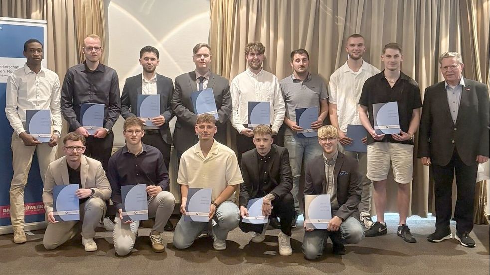 Die Kfz-Mechatroniker glänzten in schicken Outfits und mit guten Prüfungsergebnissen. Foto: Kreishandwerkerschaft Aurich-Emden-Norden