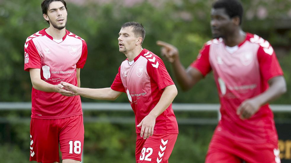 Valeriu Gaiu (Mitte) wechselte ebenso wie Piotr Gherman (links) im Sommer 2024 von Leer zum SV Wilhelmshaven. Gaiu war bei den Fans wegen seines unermüdlichen Einsatzes beliebt. Foto: Jens Doden