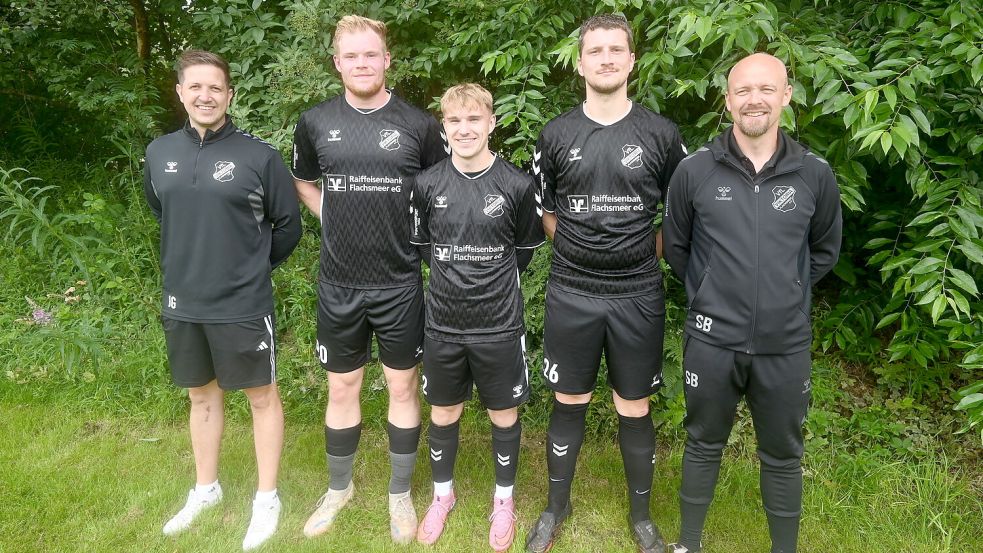 Flachsmeers Trainer Stefan Brelage (rechts) präsentiert die Neuzugänge. (von links) Co-Trainer Dominik Mennenga, Marcel Schulte, Leon Hackmann und Sönke Grass. Es fehlen: Matthias Lass und Sascha Dillmann.Foto: Holger Weers