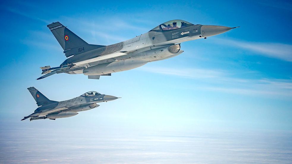 Kampfjets der rumänischen Luftwaffe haben eine fremde Drohne im rumänischen Luftraum abgeschossen. (Archivbild) Foto: Andreea Alexandru/AP/dpa