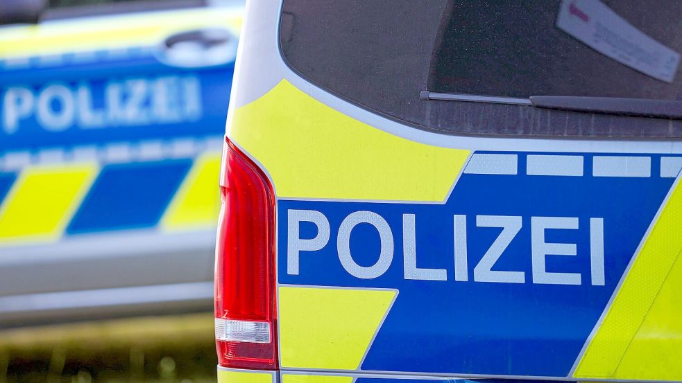 Ein Großaufgebot der Bremer Polizei hat am Donnerstagabend im Stadtteil Huchting anrücken müssen, nachdem ein Streit zwischen zwei Familien eskaliert war. Foto: imago images/IMAGO/Maximilian Koch