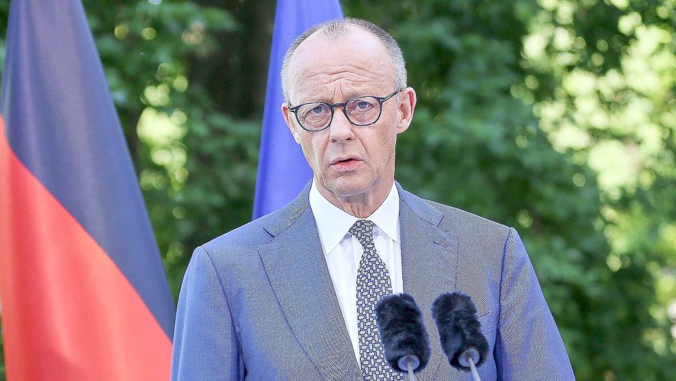 Hat sich die Sommerpause auch sicher anders vorgestellt: Bundeskanzler Friedrich Merz (CDU) bei der Verkündung der Kabinettsumbildung. Foto: IMAGO/dts Nachrichtenagentur