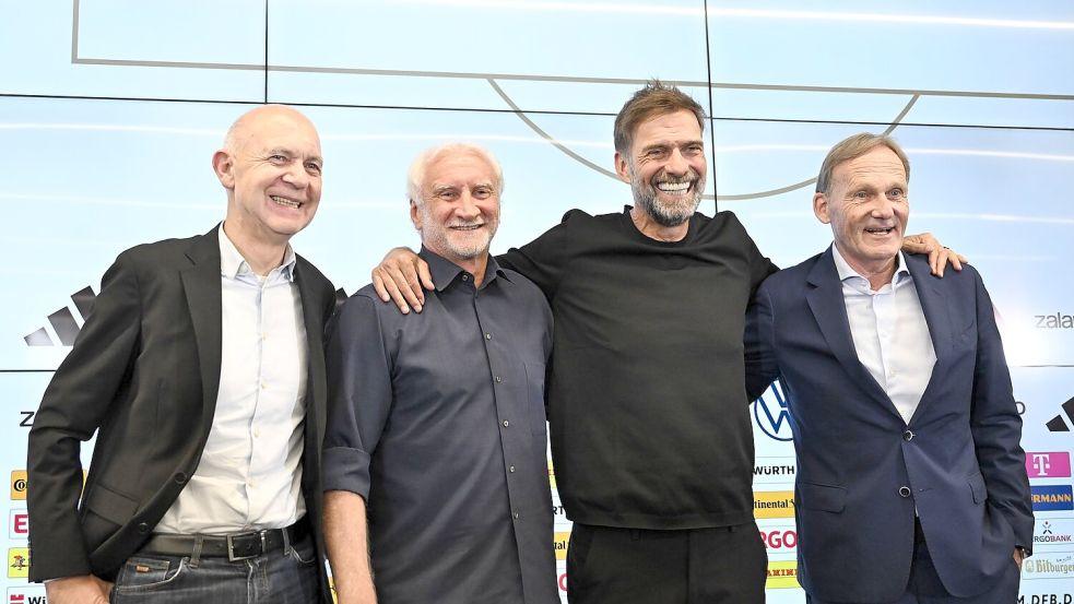 Schlussbild der DFB-Viererkette mit Präsident Bernd Neuendorf, Sportdirektor Rudi Völler, Bundestrainer Jürgen Klopp sowie Ligapräsident und DFB-Vize Hans-Joachim Watzke (von links). Foto: Florian Wiegand/dpa