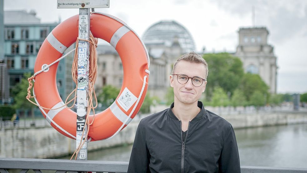 Julian Pahlke engagierte sich immer für die zivile Seenotrettung – auch in seiner Zeit in Berlin. Was er im Einsatz auf dem Mittelmeer erlebte, zeigt jetzt ein Netflix-Film. Foto: Nietfeld/dpa