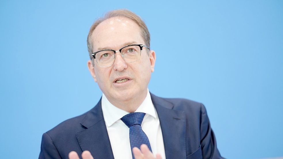 Innenminister Dobrindt sieht zunächst keinen Handlungsbedarf. (Archivbild) Foto: Kay Nietfeld/dpa