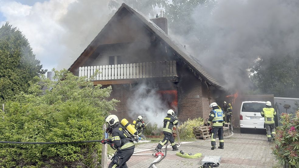 Atemschutzgeräteträger leiteten vor Ort umgehend Maßnahmen zur Menschenrettung und Brandbekämpfung ein. Foto: Sönke Geiken/Feuerwehr Aurich