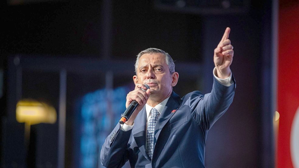 Der türkische Oppositionspolitiker Özgür Özel ist aus der CHP ausgetreten, nachdem er als Parteivorsitzender abgesetzt wurde. (Archivbild) Foto: Tunahan Turhan