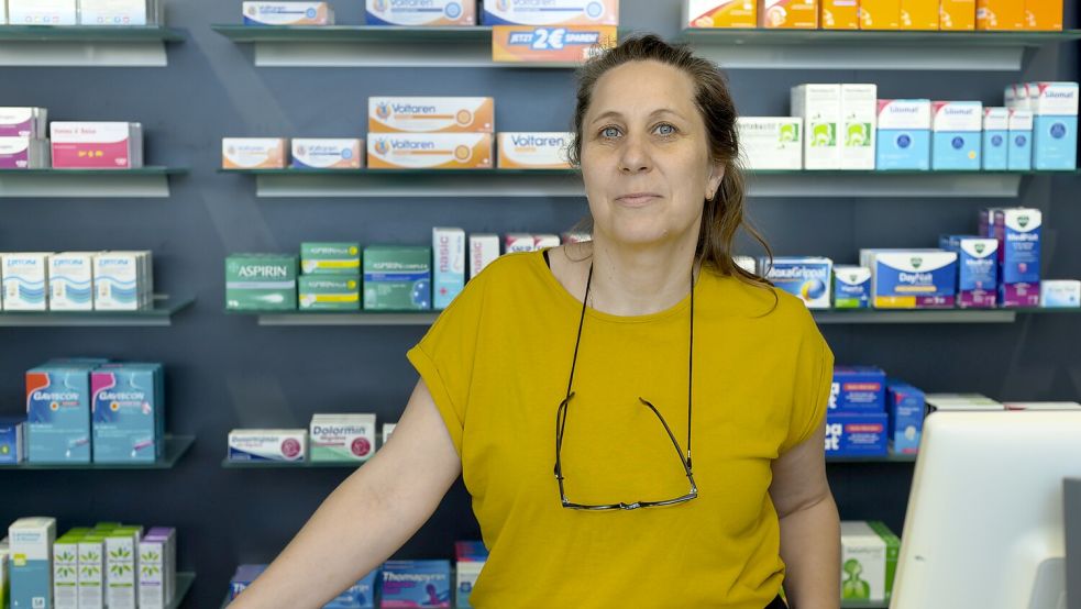 Anika Schwarzmann in der kleinen Apotheke auf Helgoland: Sie ist mit ihrer Familie auf die Nordseeinsel ausgewandert. Foto: Jann Roolfs