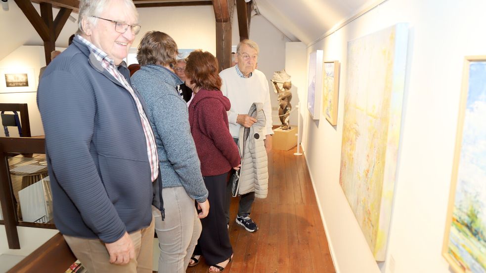 Zahlreiche Besucherinnen und Besucher schauten sich bei der Eröffnung in der Sonderausstellung „Moortagebuch“ im Moor- und Fehnmuseum Elisabethfehn um. Bild: Hans Passmann
