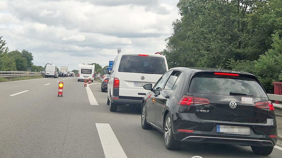 Auf der A 28 kam es nach einem Unfall zu Stau. Die Autobahn war voll gesperrt. Foto: privat