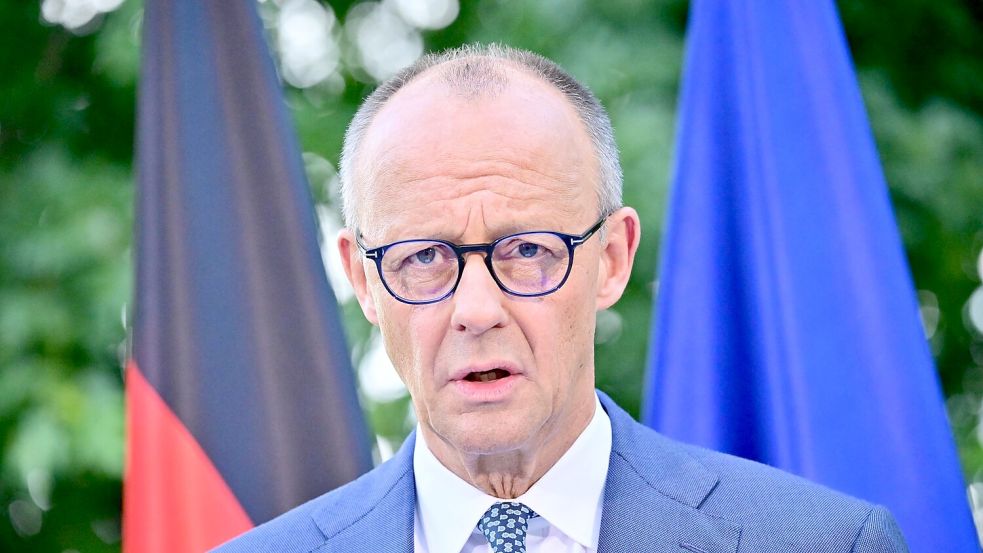 Die Freude über die Personalrochade hält sich bei Merz in Grenzen. Foto: Sebastian Gollnow/dpa