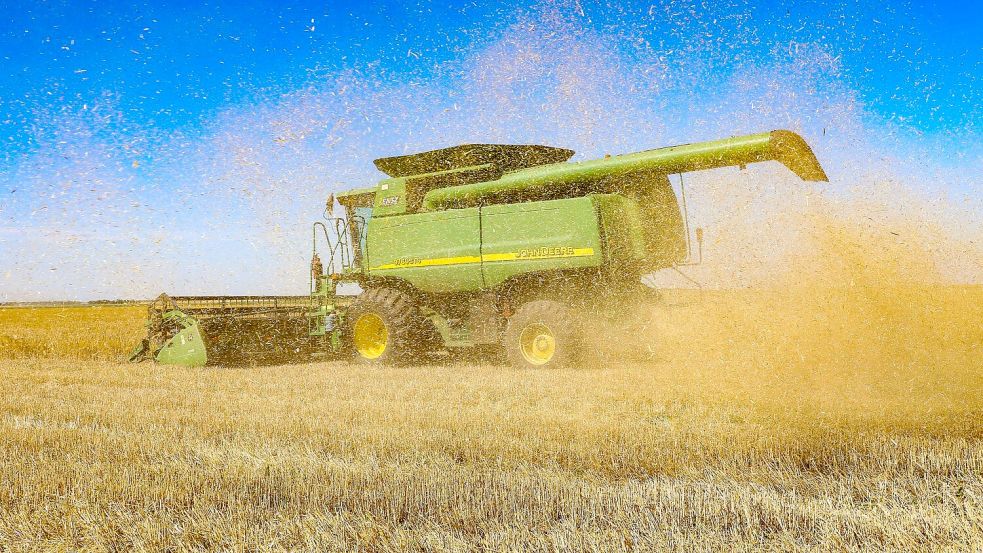 Ein Mähdrescher erntet Getreide auf einem Feld in der Region Odessa im Süden der Ukraine. (Archivbild) Foto: -/ukrin/dpa