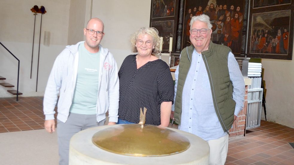 Für alle Drei eine Premiere: Christian Bünnemeyer (von links), Gesa Goudschaal und Martin Sundermann gestalten im August und September zwei Führungen durch die Backemoorer Kirche St. Laurentius und St. Vincentius. Foto: Astrid Fertig