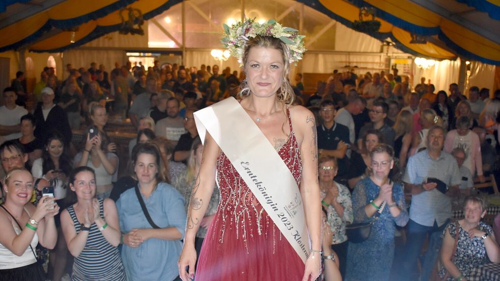 Die damals 43-jährige Sabrina Herlyn (Bild) wurde 2023 in Klostermoor Erntekönigin. 2025 siegte die 58-jährige Doris Niemeyer. In diesem Jahr dürften beide wegen ihres Alters nicht mal mehr antreten. Foto: Henrik Zein/Archiv