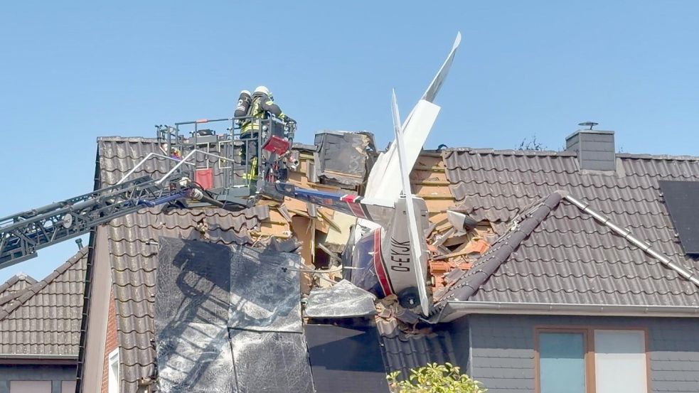 In Ganderkesee ist ein Kleinflugzeug in einen Dachstuhl in einem Wohngebiet unweit des Flugplatzes gestürzt. Foto: Nonstopnews