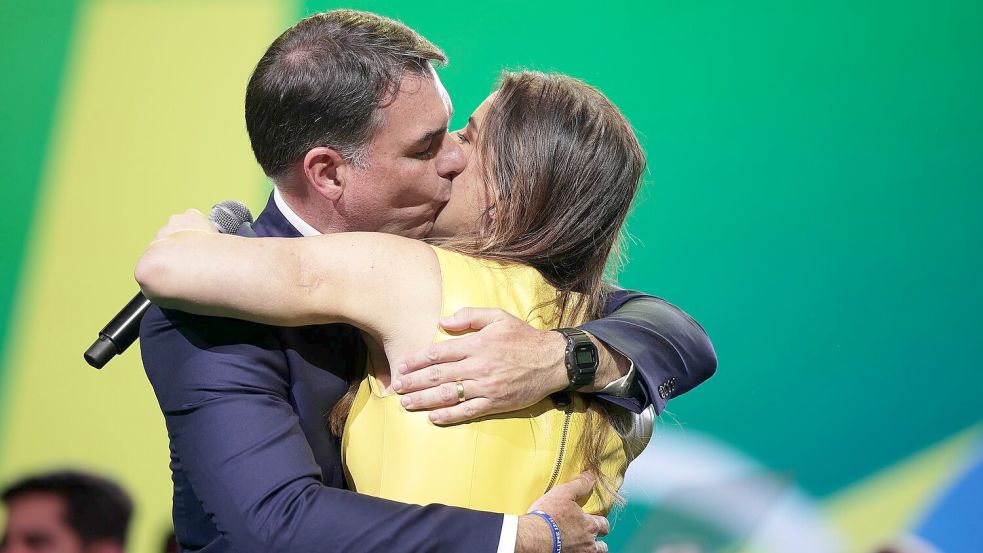 Flávio Bolsonaro küsst seine Frau Fernanda während des Parteitags der Liberalen Partei. Foto: Ettore Chiereguini