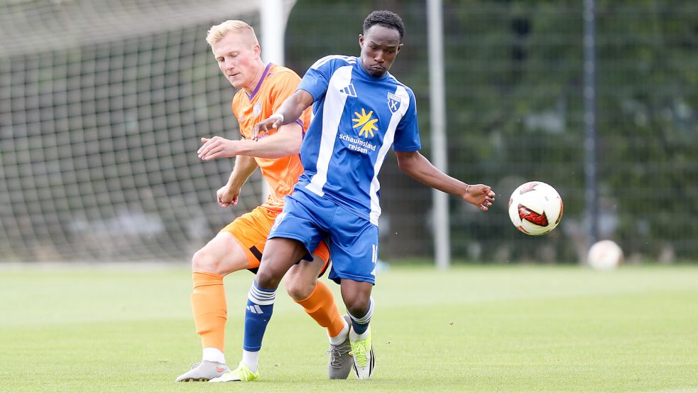 Michael Igwe hat mit Kickers Emden beim VfL Osnabrück verloren. Foto: Jens Doden/Emden
