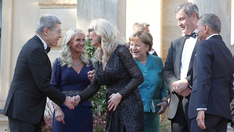 Das ist neu: Katharina Wagner begrüßt die Gäste vor dem Portal. Foto: Karl-Josef Hildenbrand/dpa