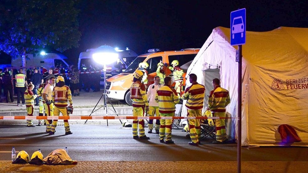 Rettungskräfte kümmerten sich um Verletzte. Foto: Fabian Sommer/dpa