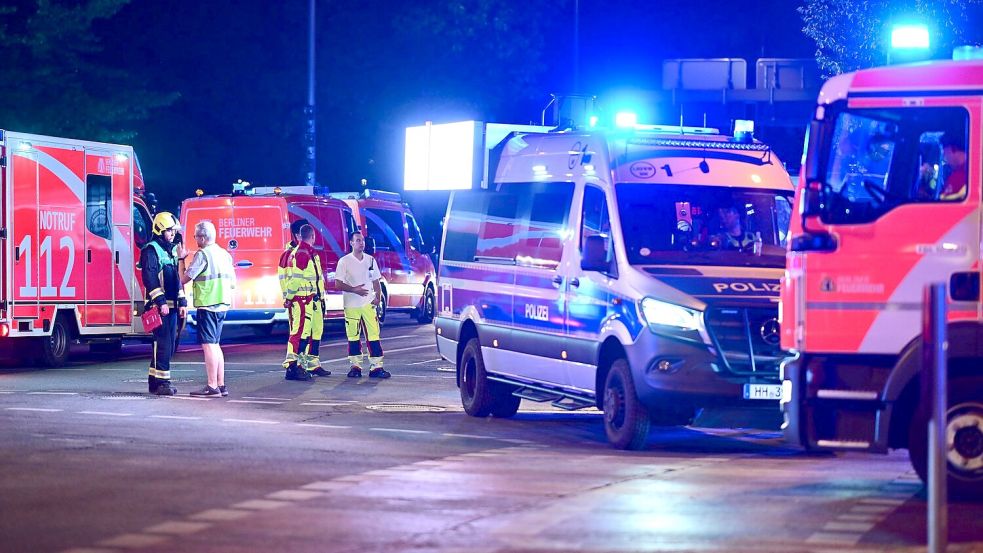 Polizei und Feuerwehr sind nach dem Abbruch des Christopher Street Day (CSD) im Einsatz. Foto: Fabian Sommer/dpa