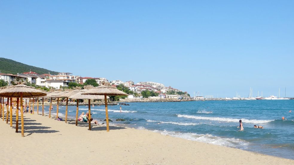 Der Strand von Sweti Wlas: Der Ferienort am Schwarzen Meer liegt in der Umgebung von Burgas. (Archivbild) Foto: picture alliance / Elena Lalowa/