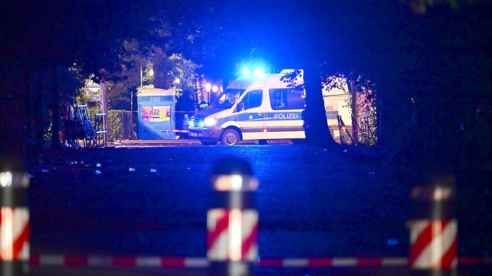 Das Fahrzeug fuhr am späten Abend in eine Menschenmenge. Foto: Sebastian Gollnow/dpa