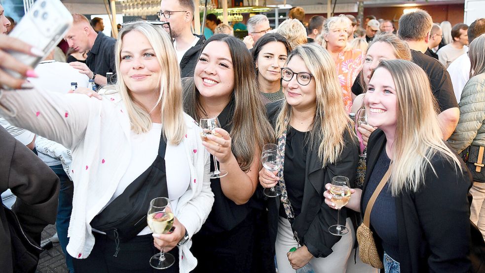 Bei den Besucherinnen und Besuchern herrschte sehr gute Stimmung. Foto: Melchert Stromann