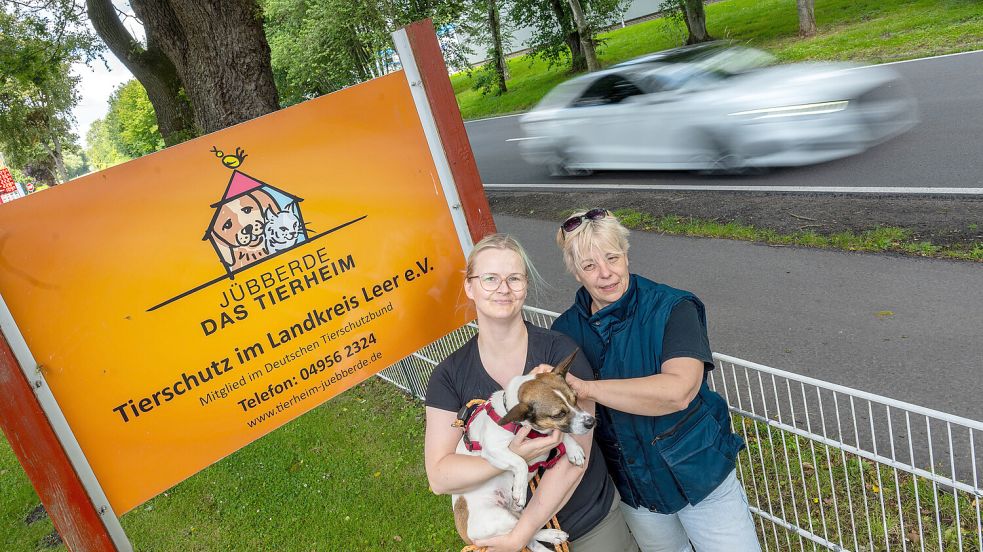Anne Grenda (links) und Nicole Hermann sorgen sich um ihre Tiere beim Tierheim in Jübberde. Hier ist Hund Floh mit auf dem Bild. Foto: Klaus Ortgies