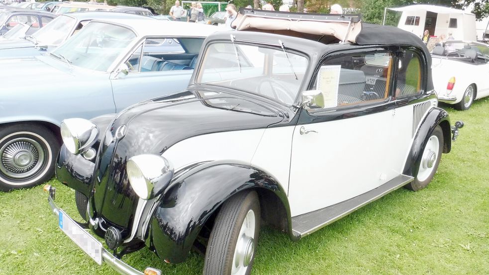 Ein Blickfang unter den Klassikern: ein Mercedes 130-H. Foto: Oldtimerfreunde Klein-Scharrel
