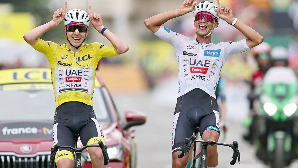 Tadej Pogacar hat Isaac del Toro aufs Podium der Tour verholfen. Foto: Anne-Christine Poujoulat/AFP/dpa