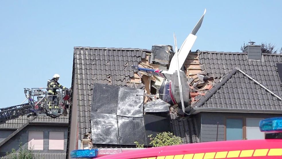 In Ganderkesee ist ein Kleinflugzeug in den Dachstuhl eines Wohnhauses in einem Wohngebiet unweit des Flugplatzes gestürzt. Foto: Nonstopnews