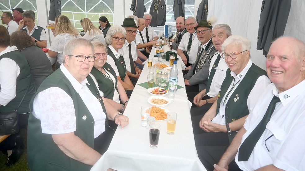 Diese Schützen genossen den gemütlichen Teil des Glansdorfer Schützenfestes. Foto: Holger Weers
