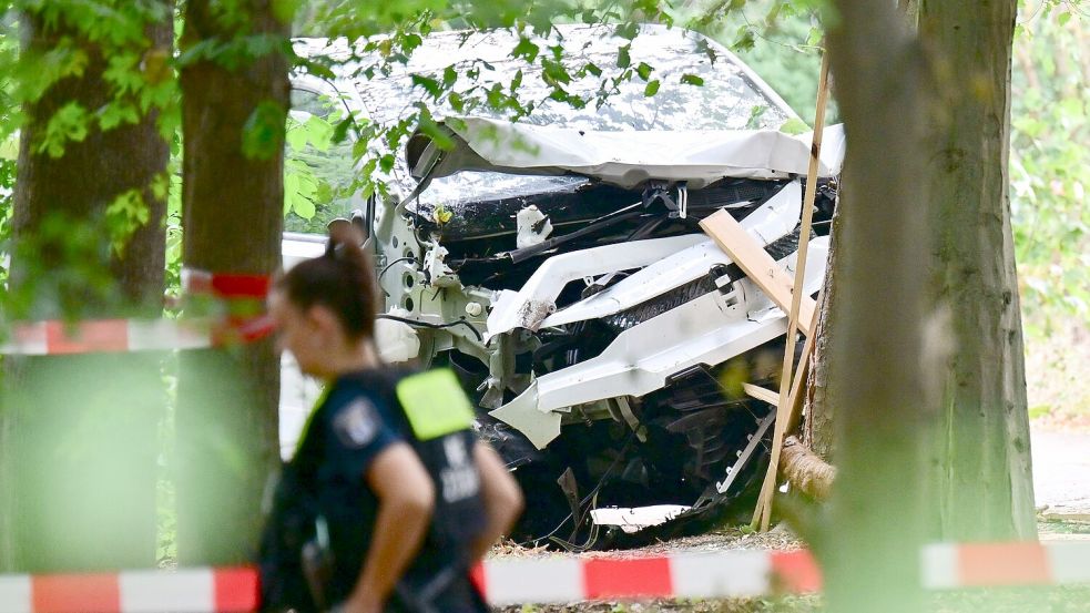 Der Bereich um das zerstörte weiße Fahrzeug ist abgesperrt. Foto: Sebastian Gollnow/dpa