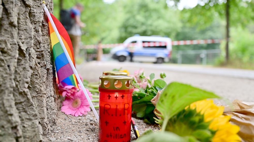 Nach dem Angriff auf den CSD wird an die Opfer erinnert. Foto: Sebastian Gollnow/dpa