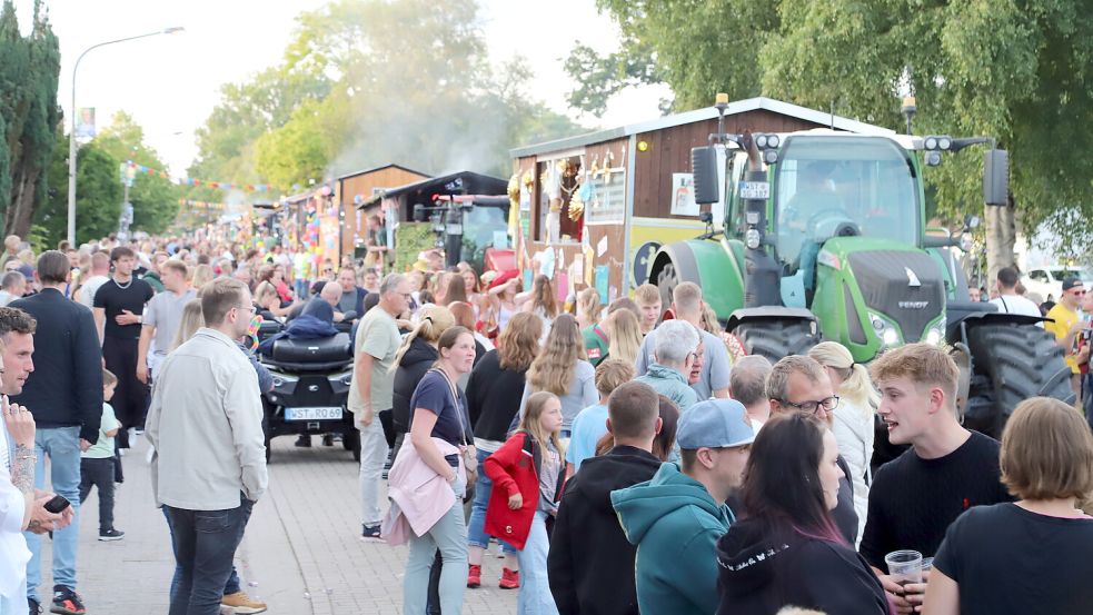 Die Tausende Gäste, aber auch die Teilnehmer des Festumzugs genossen die tolle Stimmung beim „Fest der 1000 Laternen“ in Augustfehn. Foto: Hans Passmann
