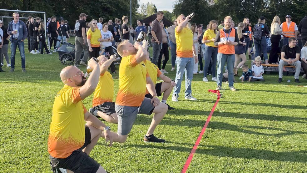 Beim Flunkyball gewinnt, wer seine Bierflaschen als erstes leert. Foto: Bodo Wolters