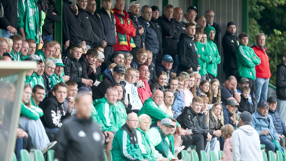 Die Tribüne war gut gefüllt in Leezdorf. Foto: Jens Doden, Emden