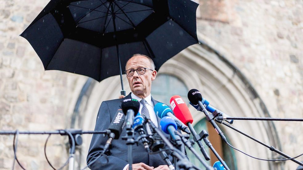 Bundeskanzler Friedrich Merz (CDU) rief dazu auf: „Lassen sie sich, lassen wir uns nicht einschüchtern.“ Foto: Christoph Soeder/dpa