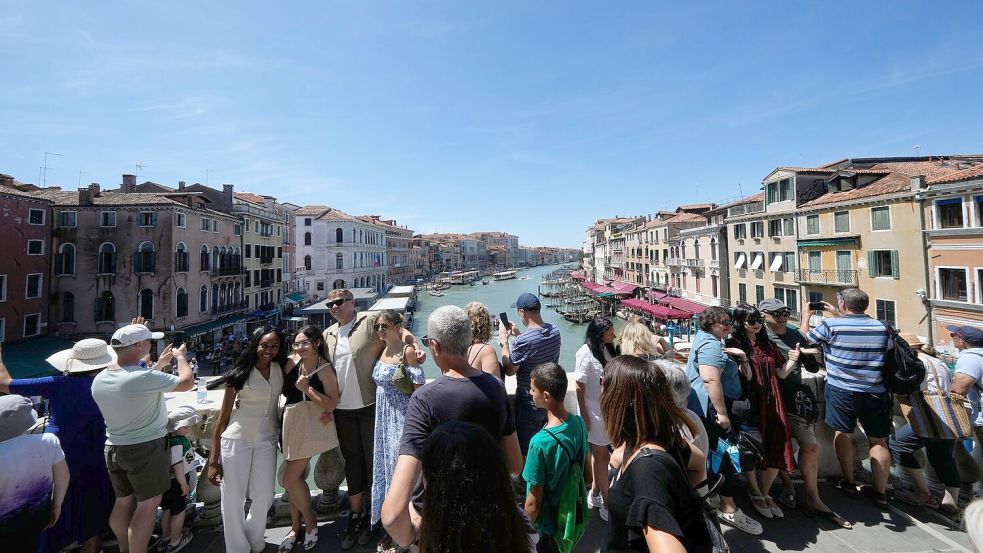 Venedig nimmt mit dem Eintritt für Tagesbesucher so viel Geld ein wie noch nie. (Archivbild) Foto: Luca Bruno/AP/dpa